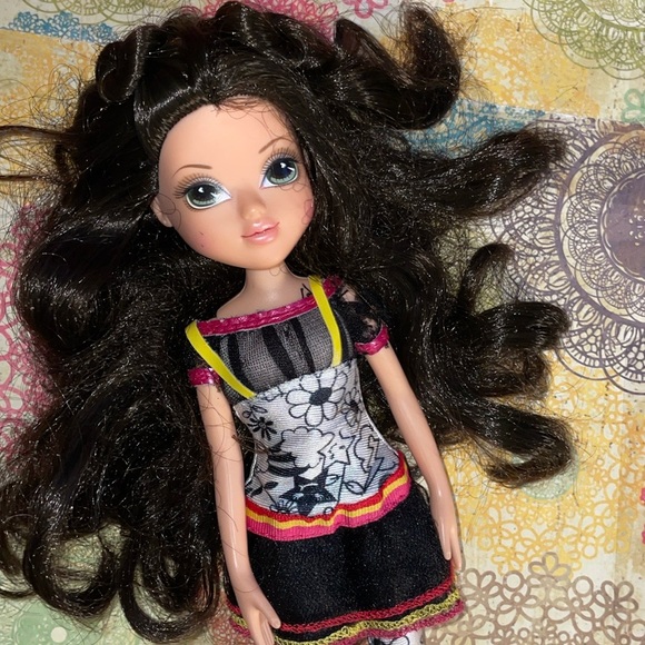 Moxie Girlz Vintage Lexi Artitude Doll with Bike - Picture 3 of 10